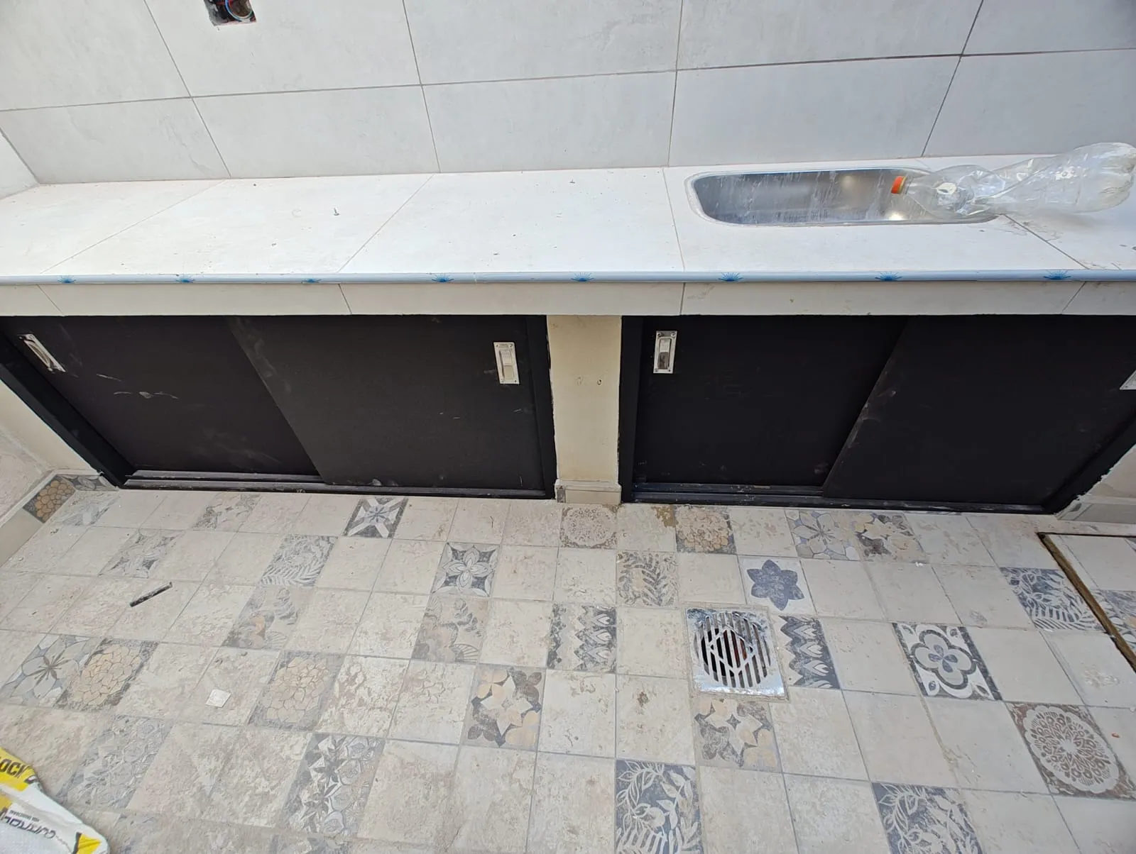 Pérgola metálica en terraza con piscina – La Plata